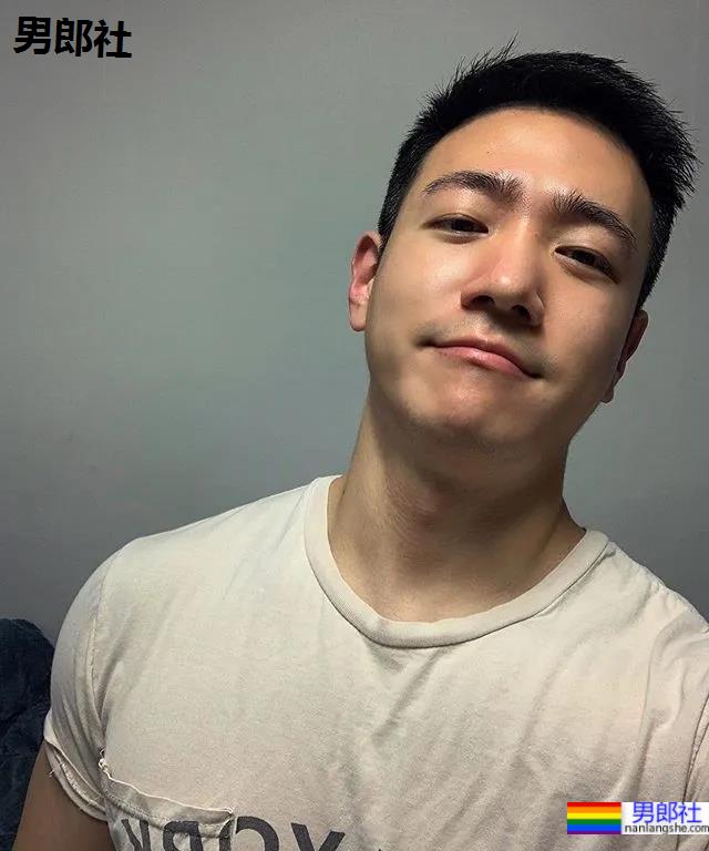 正装肌肉小哥引发舔屏,曾经的“素人整容模板”身材好成这样了! - 51虹马 正装肌肉小哥引发舔屏,曾经的“素人整容模板”身材好成这样了! - 51虹马