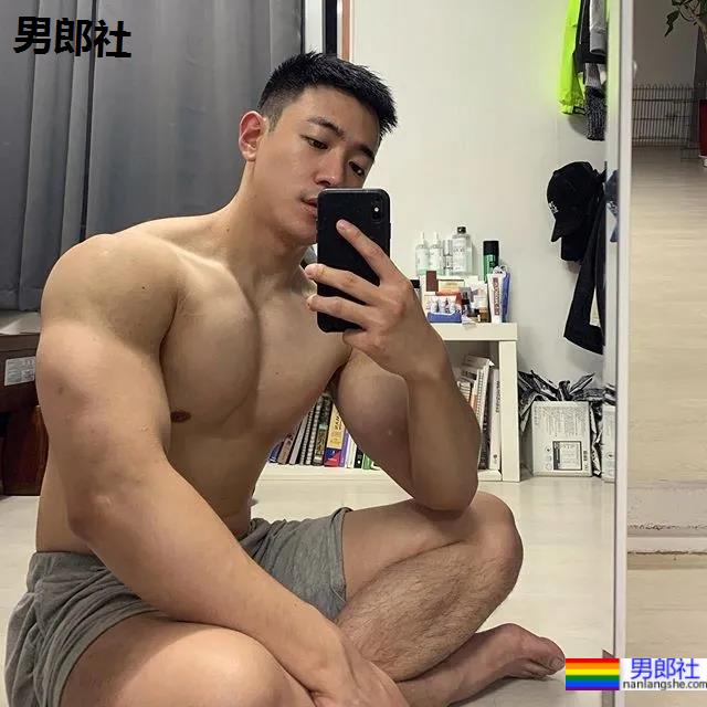 正装肌肉小哥引发舔屏,曾经的“素人整容模板”身材好成这样了! - 51虹马 正装肌肉小哥引发舔屏,曾经的“素人整容模板”身材好成这样了! - 51虹马