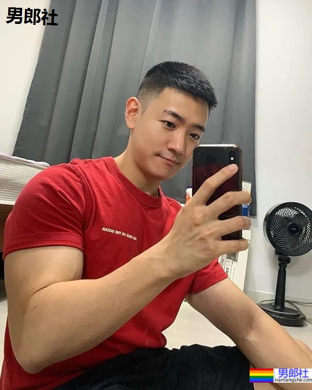 正装肌肉小哥引发舔屏,曾经的“素人整容模板”身材好成这样了! - 51虹马 正装肌肉小哥引发舔屏,曾经的“素人整容模板”身材好成这样了! - 51虹马