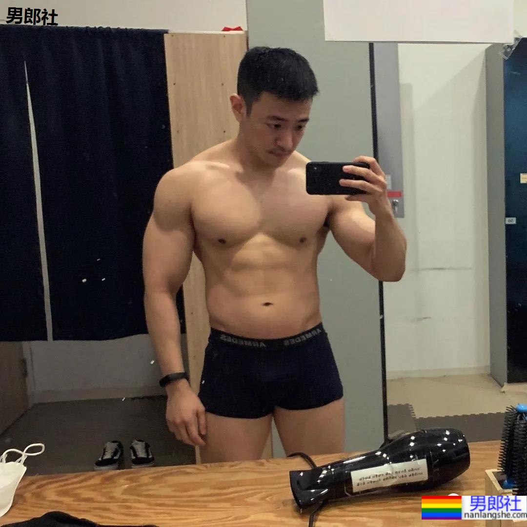 正装肌肉小哥引发舔屏,曾经的“素人整容模板”身材好成这样了! - 51虹马 正装肌肉小哥引发舔屏,曾经的“素人整容模板”身材好成这样了! - 51虹马