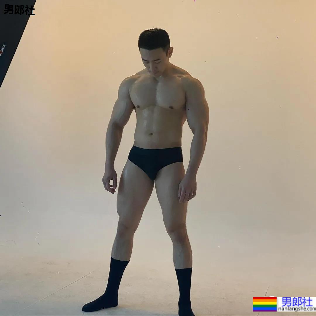 正装肌肉小哥引发舔屏,曾经的“素人整容模板”身材好成这样了! - 51虹马 正装肌肉小哥引发舔屏,曾经的“素人整容模板”身材好成这样了! - 51虹马