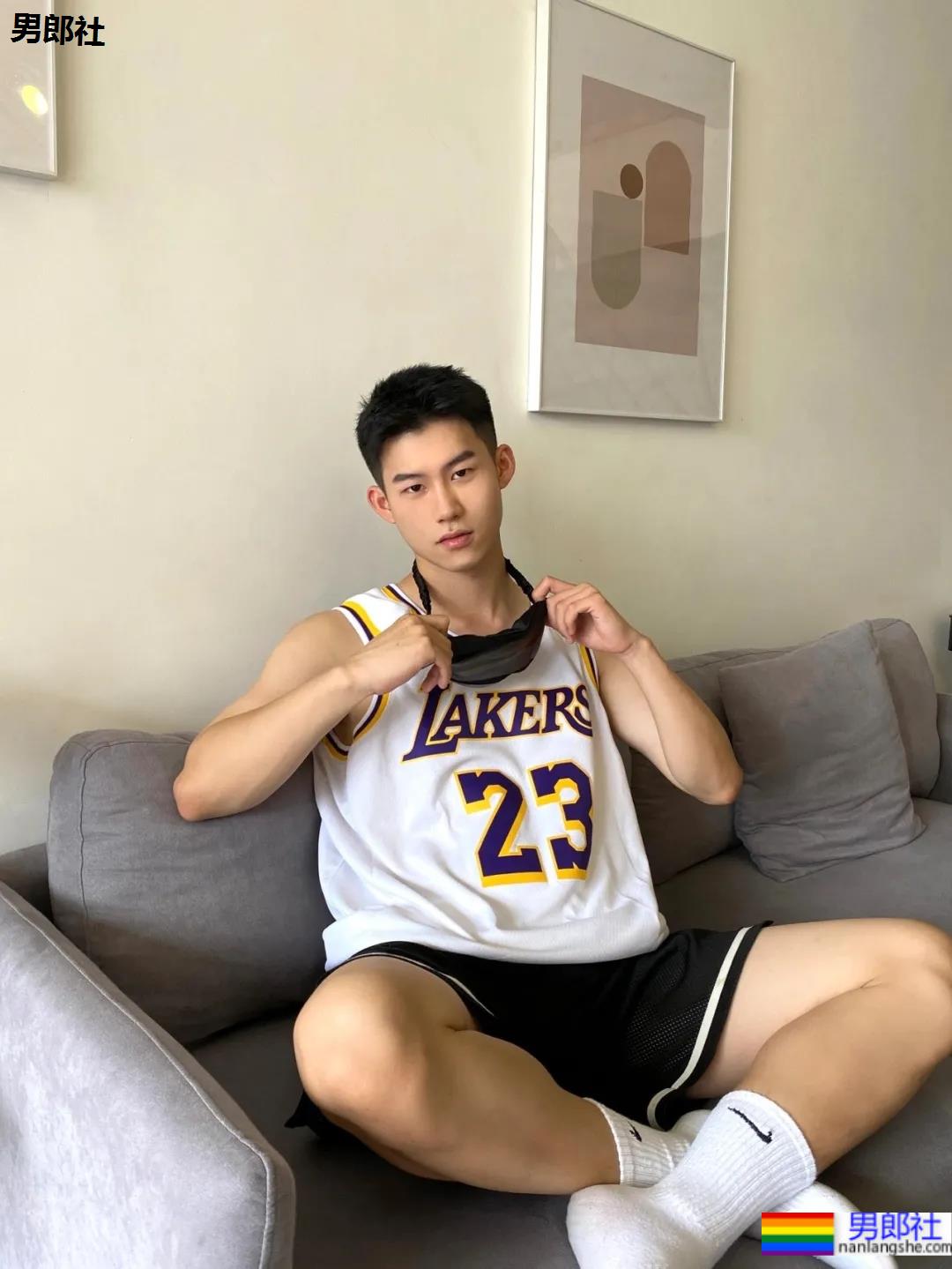 当短发球服小哥有了新玩具,是奶还是狼? - 51虹马 当短发球服小哥有了新玩具,是奶还是狼? - 51虹马