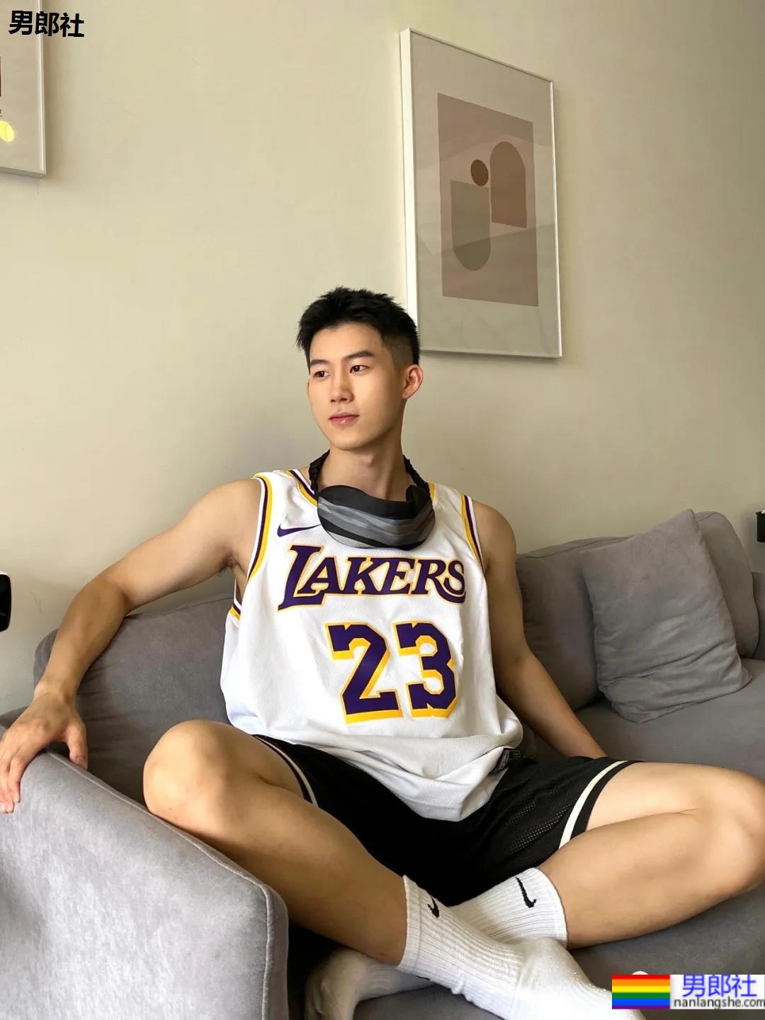 当短发球服小哥有了新玩具,是奶还是狼? - 51虹马 当短发球服小哥有了新玩具,是奶还是狼? - 51虹马