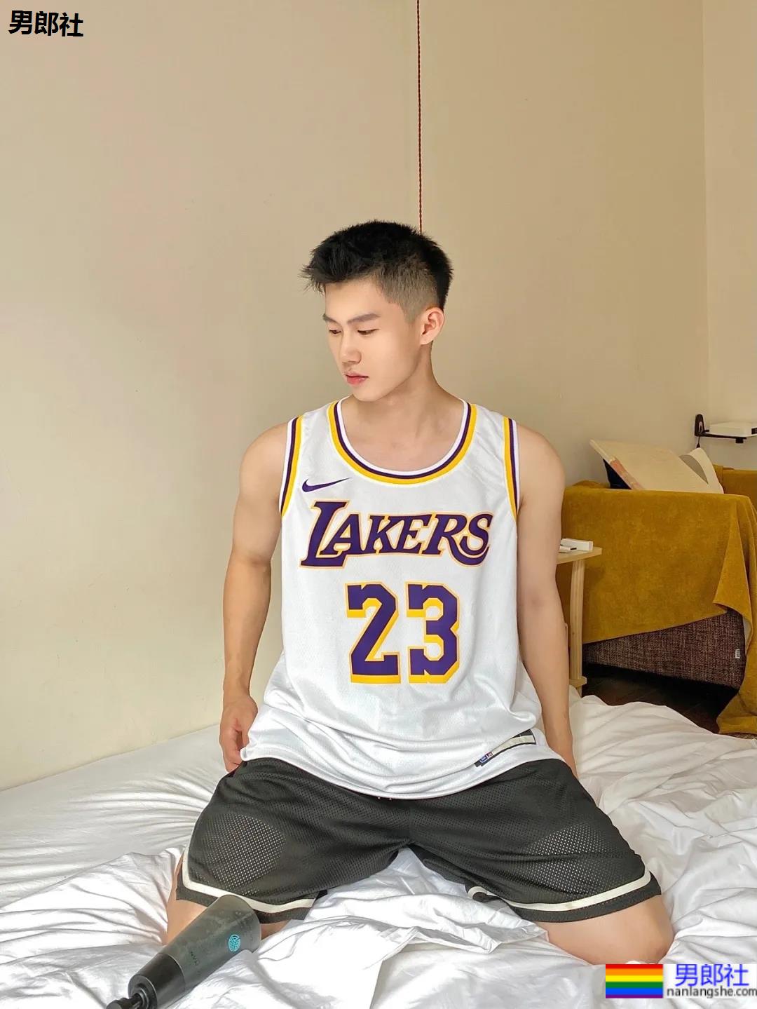 当短发球服小哥有了新玩具,是奶还是狼? - 51虹马 当短发球服小哥有了新玩具,是奶还是狼? - 51虹马