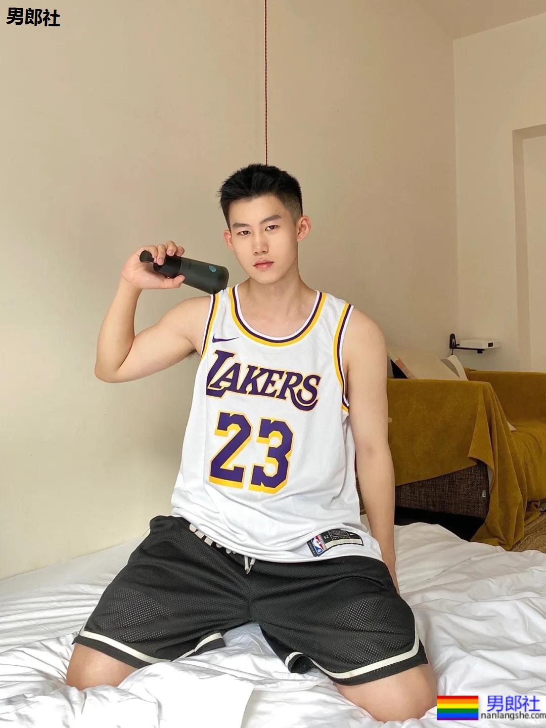 当短发球服小哥有了新玩具,是奶还是狼? - 51虹马 当短发球服小哥有了新玩具,是奶还是狼? - 51虹马