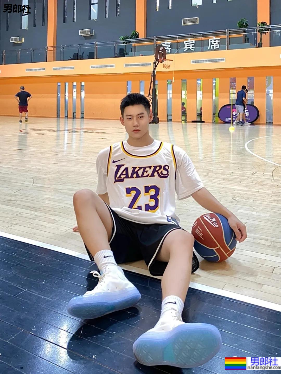 当短发球服小哥有了新玩具,是奶还是狼? - 51虹马 当短发球服小哥有了新玩具,是奶还是狼? - 51虹马