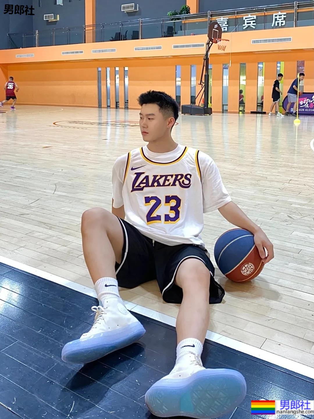 当短发球服小哥有了新玩具,是奶还是狼? - 51虹马 当短发球服小哥有了新玩具,是奶还是狼? - 51虹马