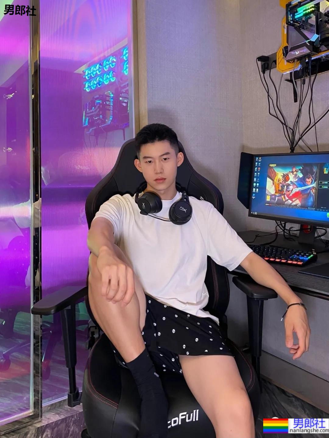 当短发球服小哥有了新玩具,是奶还是狼? - 51虹马 当短发球服小哥有了新玩具,是奶还是狼? - 51虹马