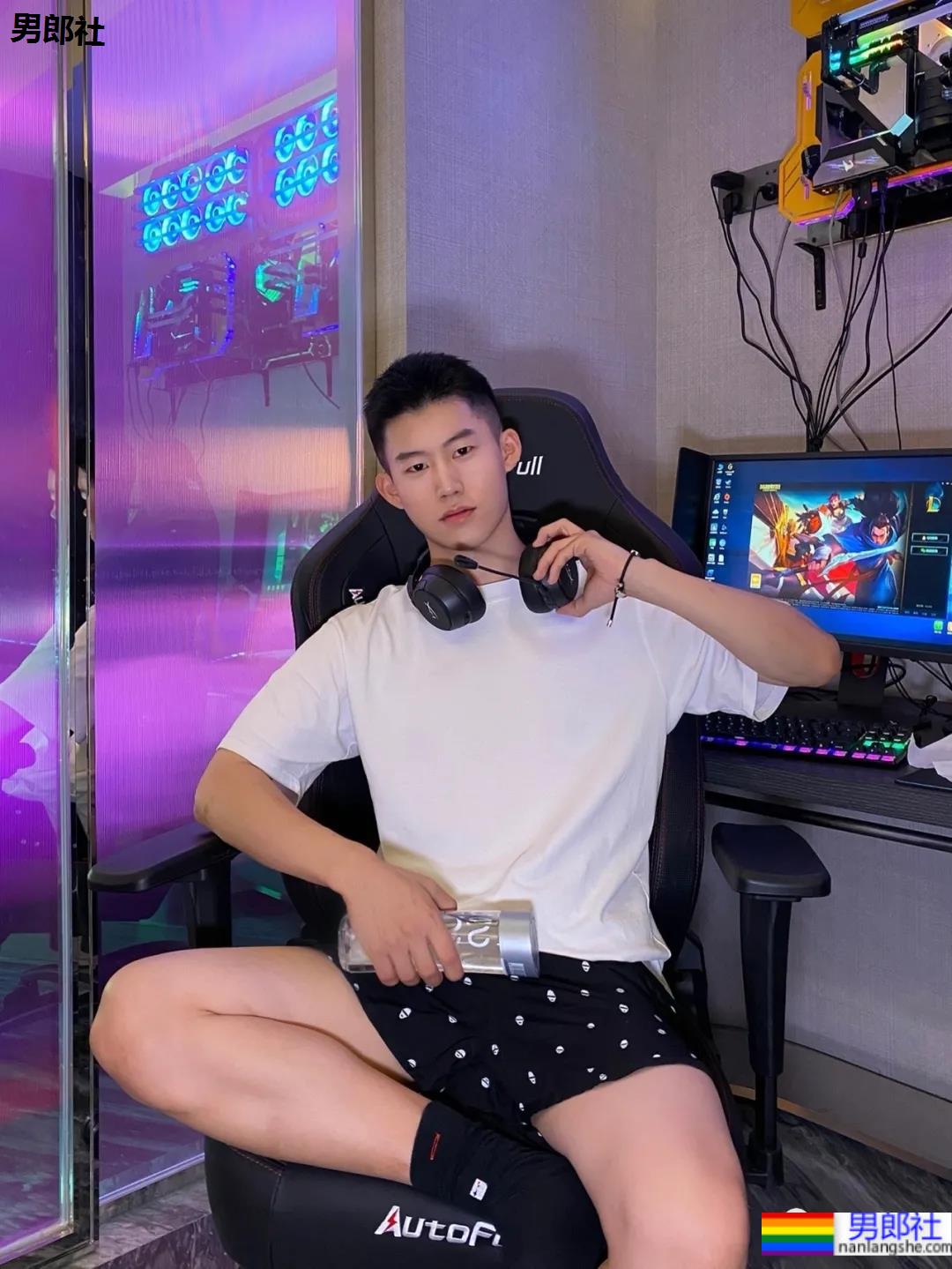 当短发球服小哥有了新玩具,是奶还是狼? - 51虹马 当短发球服小哥有了新玩具,是奶还是狼? - 51虹马