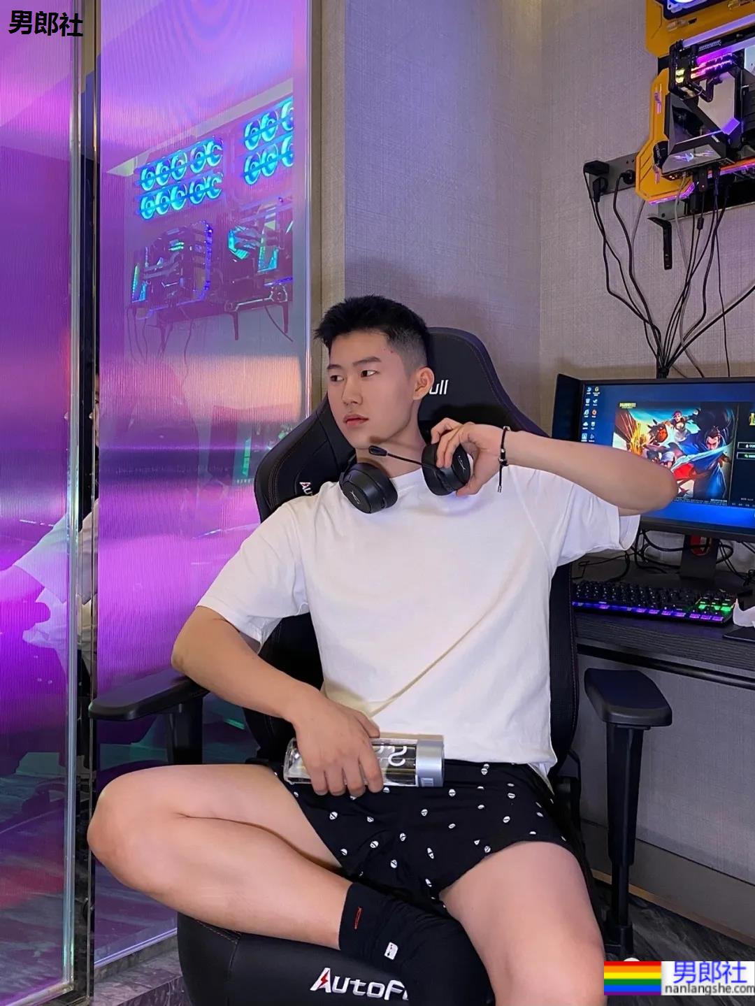 当短发球服小哥有了新玩具,是奶还是狼? - 51虹马 当短发球服小哥有了新玩具,是奶还是狼? - 51虹马