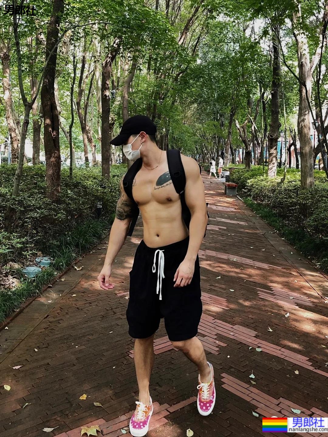 小树林光膀子的野生肌肉体育生扒到了,武汉肌肉医生刷屏被网友求检查! - 51虹马 小树林光膀子的野生肌肉体育生扒到了,武汉肌肉医生刷屏被网友求检查! - 51虹马