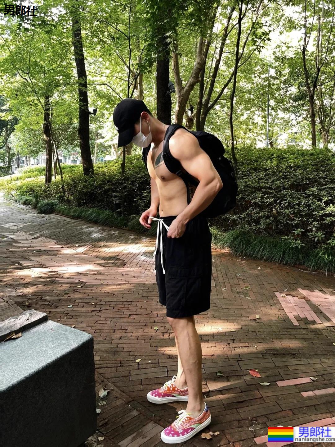 小树林光膀子的野生肌肉体育生扒到了,武汉肌肉医生刷屏被网友求检查! - 51虹马 小树林光膀子的野生肌肉体育生扒到了,武汉肌肉医生刷屏被网友求检查! - 51虹马