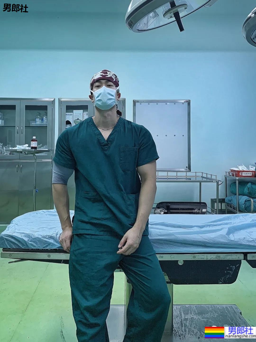 小树林光膀子的野生肌肉体育生扒到了,武汉肌肉医生刷屏被网友求检查! - 51虹马 小树林光膀子的野生肌肉体育生扒到了,武汉肌肉医生刷屏被网友求检查! - 51虹马