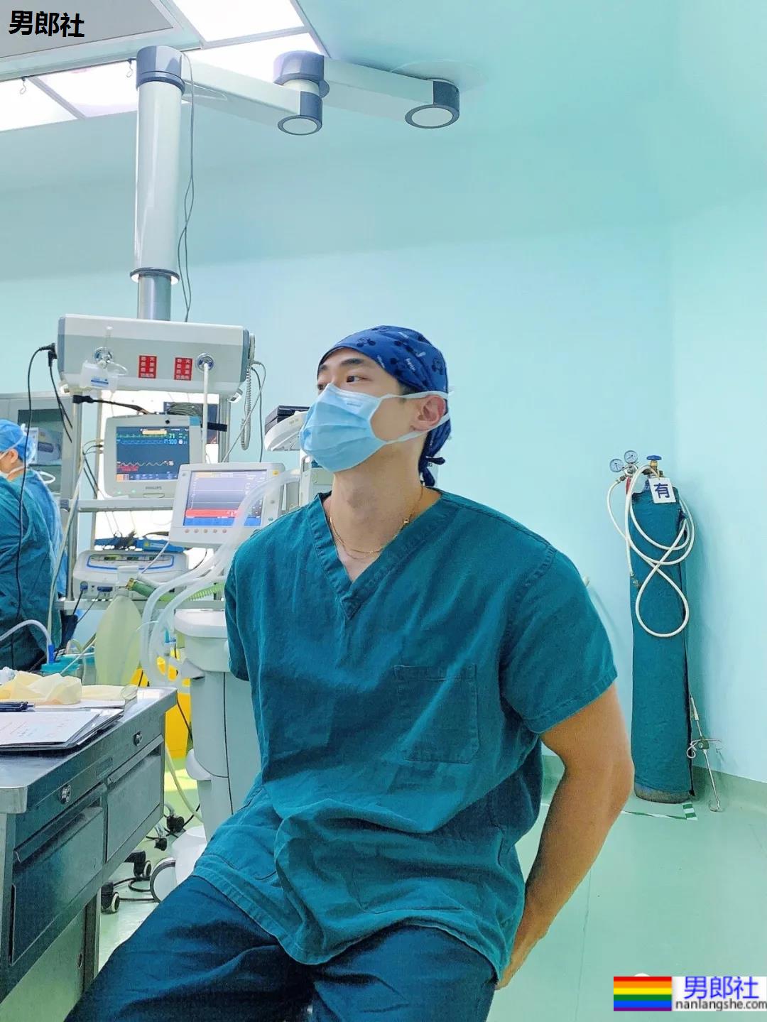 小树林光膀子的野生肌肉体育生扒到了,武汉肌肉医生刷屏被网友求检查! - 51虹马 小树林光膀子的野生肌肉体育生扒到了,武汉肌肉医生刷屏被网友求检查! - 51虹马