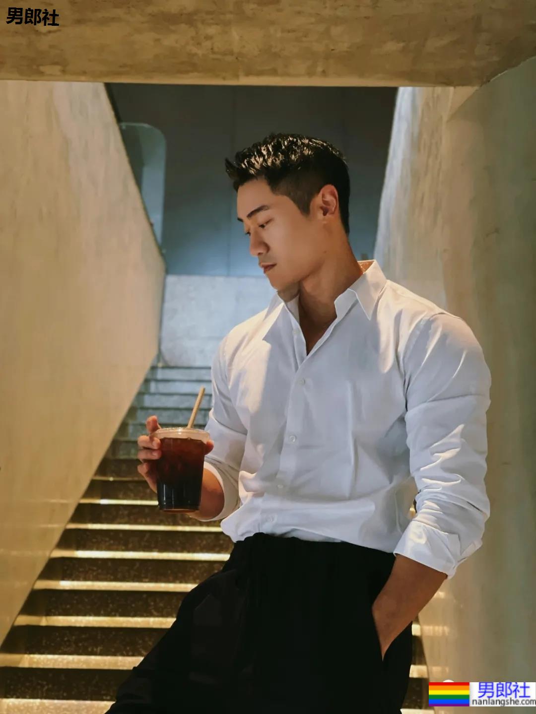 小树林光膀子的野生肌肉体育生扒到了,武汉肌肉医生刷屏被网友求检查! - 51虹马 小树林光膀子的野生肌肉体育生扒到了,武汉肌肉医生刷屏被网友求检查! - 51虹马