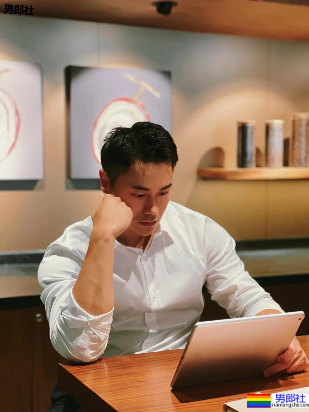 小树林光膀子的野生肌肉体育生扒到了,武汉肌肉医生刷屏被网友求检查! - 51虹马 小树林光膀子的野生肌肉体育生扒到了,武汉肌肉医生刷屏被网友求检查! - 51虹马