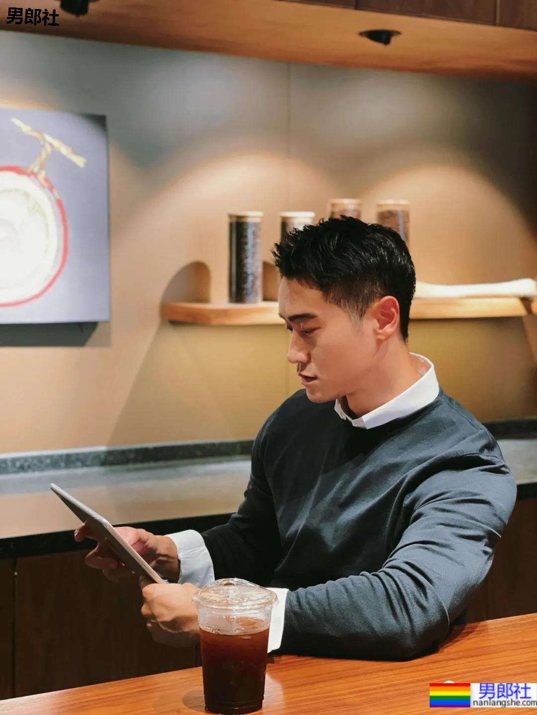 小树林光膀子的野生肌肉体育生扒到了,武汉肌肉医生刷屏被网友求检查! - 51虹马 小树林光膀子的野生肌肉体育生扒到了,武汉肌肉医生刷屏被网友求检查! - 51虹马