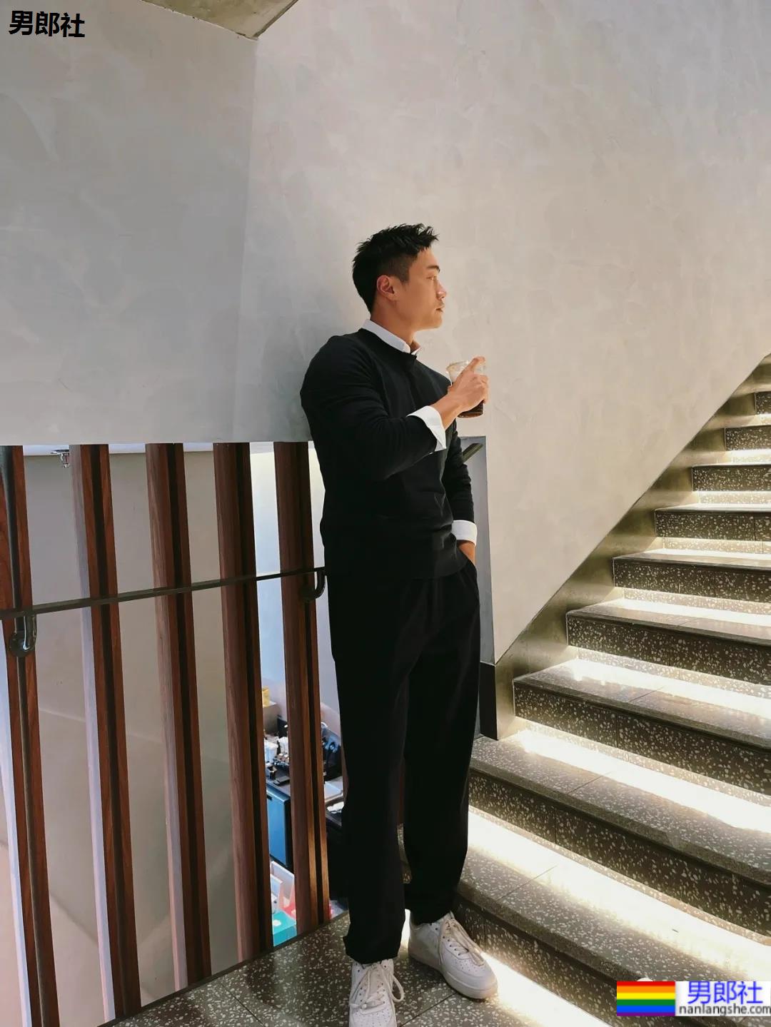 小树林光膀子的野生肌肉体育生扒到了,武汉肌肉医生刷屏被网友求检查! - 51虹马 小树林光膀子的野生肌肉体育生扒到了,武汉肌肉医生刷屏被网友求检查! - 51虹马