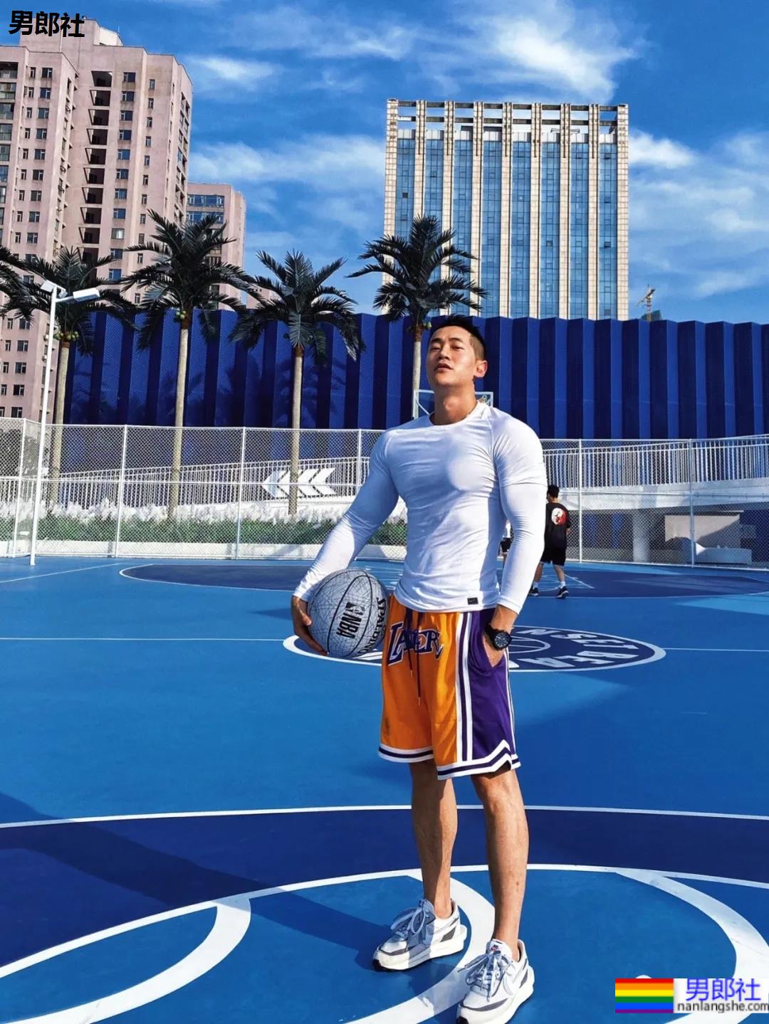 小树林光膀子的野生肌肉体育生扒到了,武汉肌肉医生刷屏被网友求检查! - 51虹马 小树林光膀子的野生肌肉体育生扒到了,武汉肌肉医生刷屏被网友求检查! - 51虹马