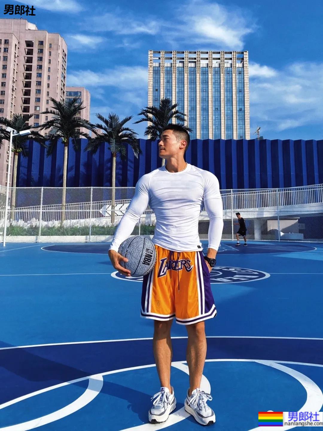 小树林光膀子的野生肌肉体育生扒到了,武汉肌肉医生刷屏被网友求检查! - 51虹马 小树林光膀子的野生肌肉体育生扒到了,武汉肌肉医生刷屏被网友求检查! - 51虹马