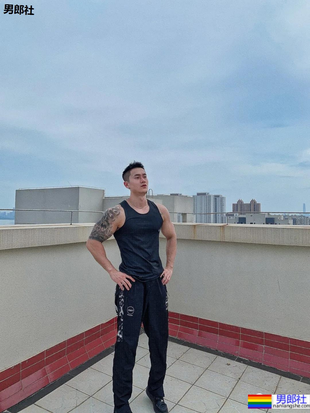 小树林光膀子的野生肌肉体育生扒到了,武汉肌肉医生刷屏被网友求检查! - 51虹马 小树林光膀子的野生肌肉体育生扒到了,武汉肌肉医生刷屏被网友求检查! - 51虹马