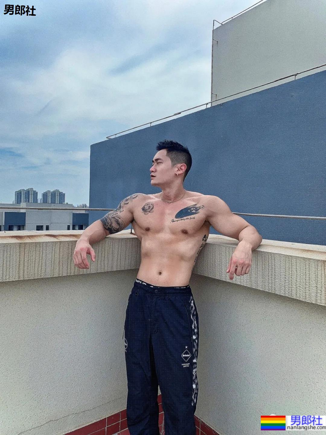 小树林光膀子的野生肌肉体育生扒到了,武汉肌肉医生刷屏被网友求检查! - 51虹马 小树林光膀子的野生肌肉体育生扒到了,武汉肌肉医生刷屏被网友求检查! - 51虹马