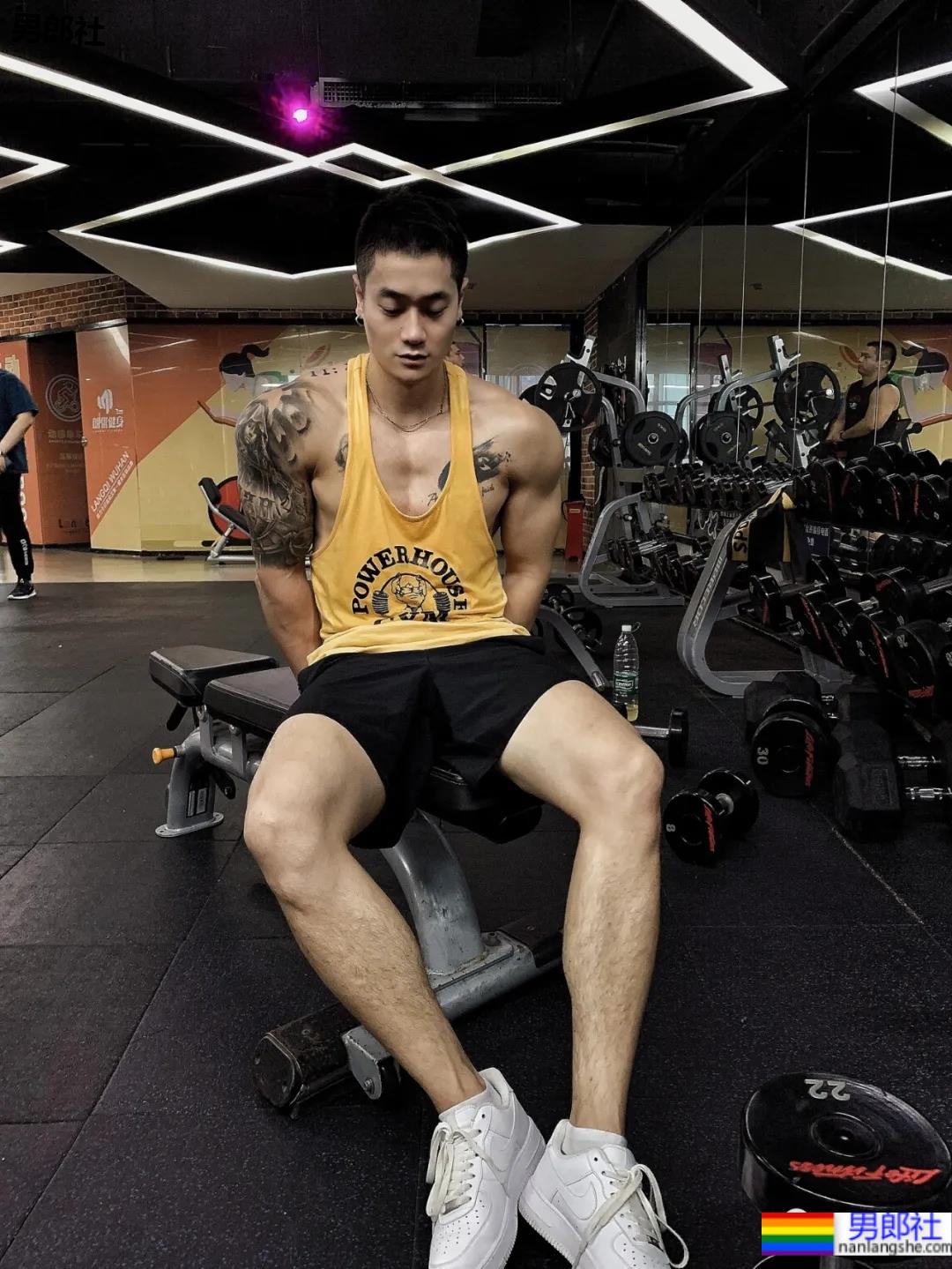 小树林光膀子的野生肌肉体育生扒到了,武汉肌肉医生刷屏被网友求检查! - 51虹马 小树林光膀子的野生肌肉体育生扒到了,武汉肌肉医生刷屏被网友求检查! - 51虹马