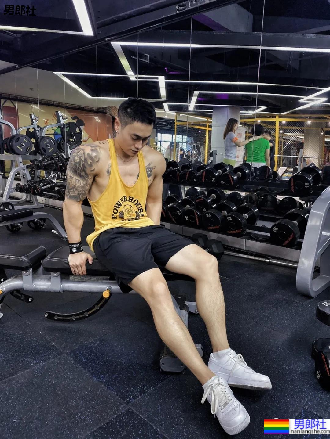 小树林光膀子的野生肌肉体育生扒到了,武汉肌肉医生刷屏被网友求检查! - 51虹马 小树林光膀子的野生肌肉体育生扒到了,武汉肌肉医生刷屏被网友求检查! - 51虹马