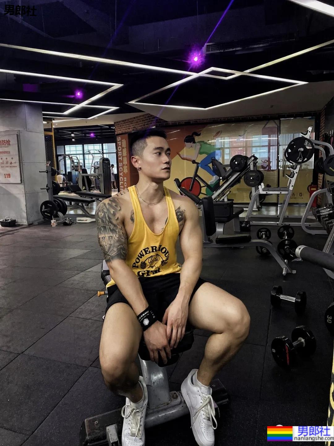 小树林光膀子的野生肌肉体育生扒到了,武汉肌肉医生刷屏被网友求检查! - 51虹马 小树林光膀子的野生肌肉体育生扒到了,武汉肌肉医生刷屏被网友求检查! - 51虹马