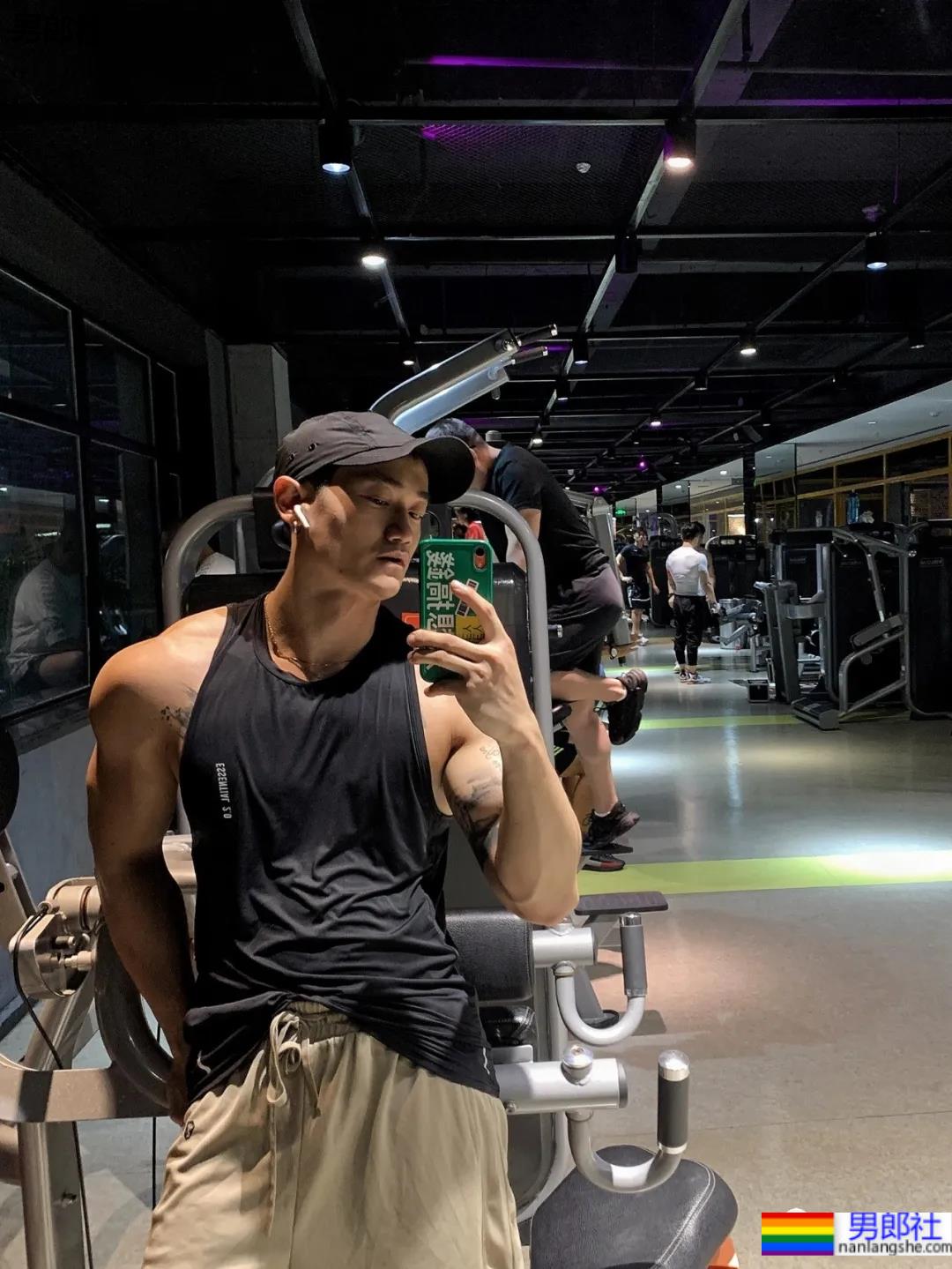 小树林光膀子的野生肌肉体育生扒到了,武汉肌肉医生刷屏被网友求检查! - 51虹马 小树林光膀子的野生肌肉体育生扒到了,武汉肌肉医生刷屏被网友求检查! - 51虹马