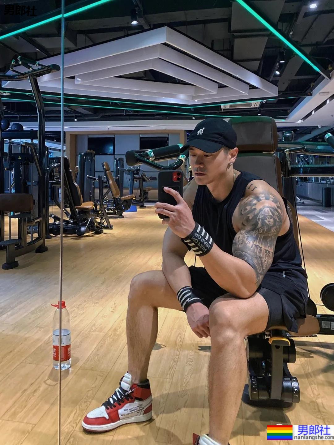 小树林光膀子的野生肌肉体育生扒到了,武汉肌肉医生刷屏被网友求检查! - 51虹马 小树林光膀子的野生肌肉体育生扒到了,武汉肌肉医生刷屏被网友求检查! - 51虹马