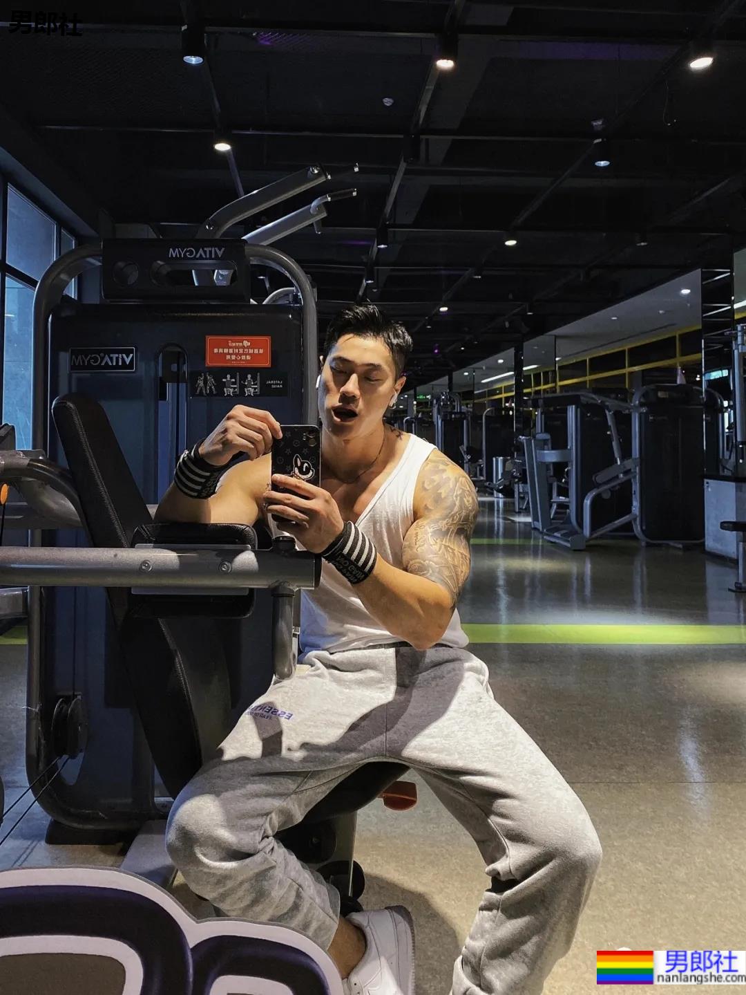 小树林光膀子的野生肌肉体育生扒到了,武汉肌肉医生刷屏被网友求检查! - 51虹马 小树林光膀子的野生肌肉体育生扒到了,武汉肌肉医生刷屏被网友求检查! - 51虹马