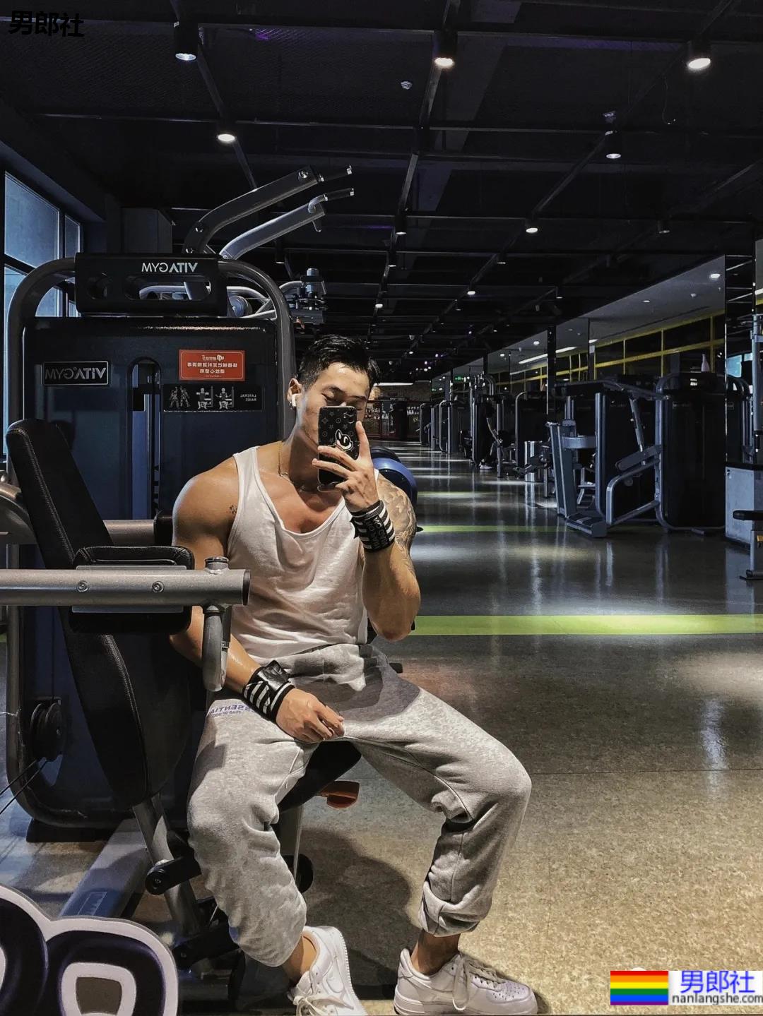 小树林光膀子的野生肌肉体育生扒到了,武汉肌肉医生刷屏被网友求检查! - 51虹马 小树林光膀子的野生肌肉体育生扒到了,武汉肌肉医生刷屏被网友求检查! - 51虹马