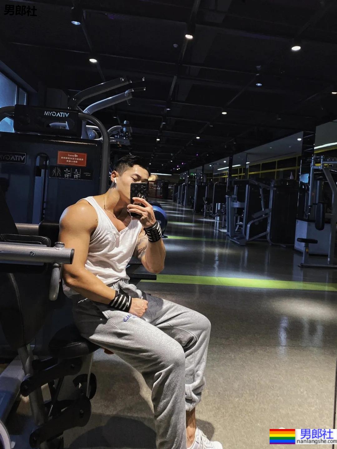 小树林光膀子的野生肌肉体育生扒到了,武汉肌肉医生刷屏被网友求检查! - 51虹马 小树林光膀子的野生肌肉体育生扒到了,武汉肌肉医生刷屏被网友求检查! - 51虹马