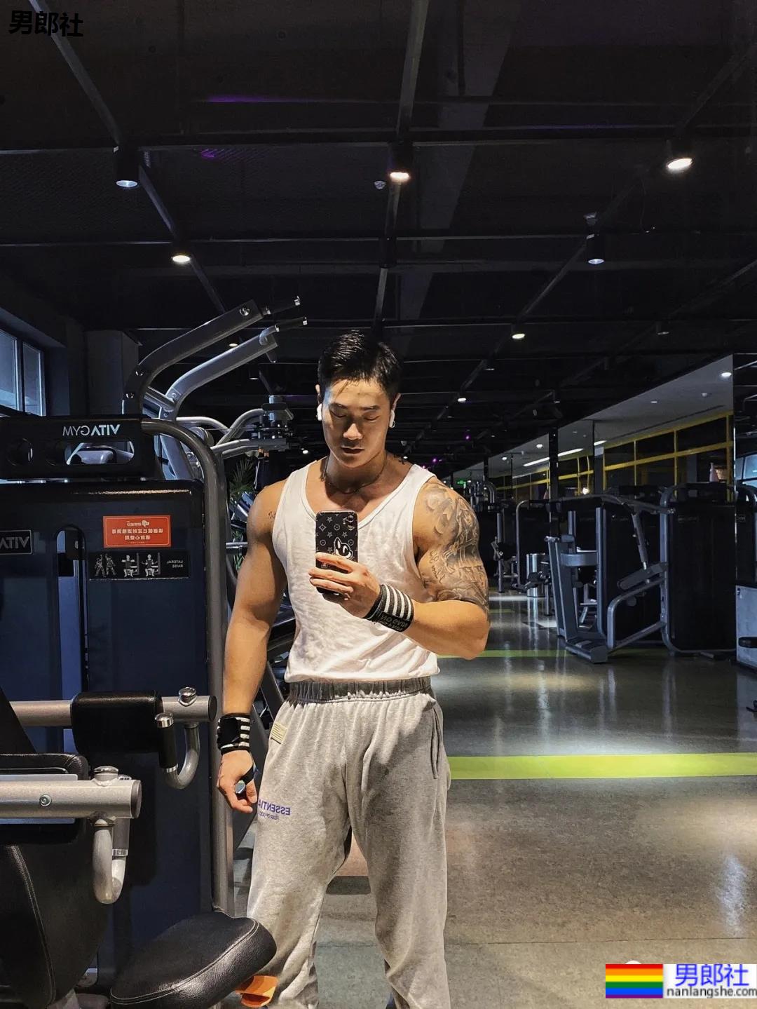 小树林光膀子的野生肌肉体育生扒到了,武汉肌肉医生刷屏被网友求检查! - 51虹马 小树林光膀子的野生肌肉体育生扒到了,武汉肌肉医生刷屏被网友求检查! - 51虹马