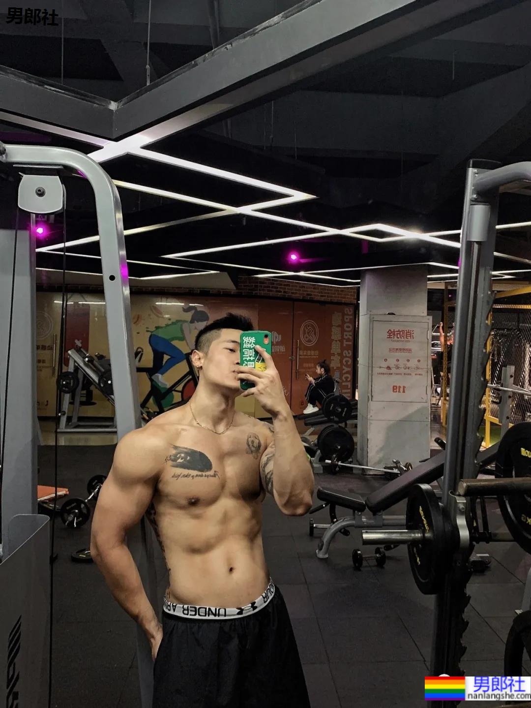 小树林光膀子的野生肌肉体育生扒到了,武汉肌肉医生刷屏被网友求检查! - 51虹马 小树林光膀子的野生肌肉体育生扒到了,武汉肌肉医生刷屏被网友求检查! - 51虹马