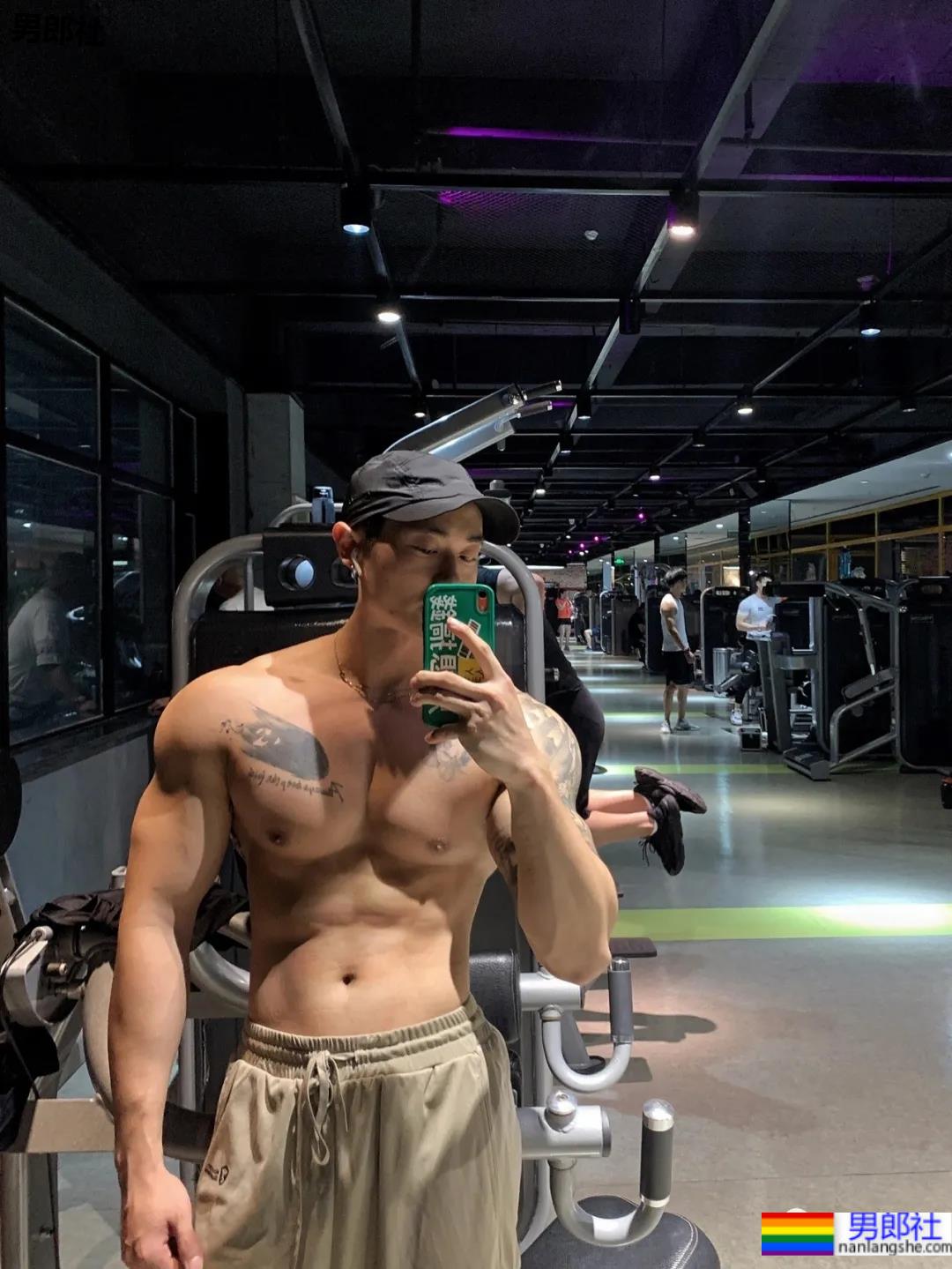 小树林光膀子的野生肌肉体育生扒到了,武汉肌肉医生刷屏被网友求检查! - 51虹马 小树林光膀子的野生肌肉体育生扒到了,武汉肌肉医生刷屏被网友求检查! - 51虹马