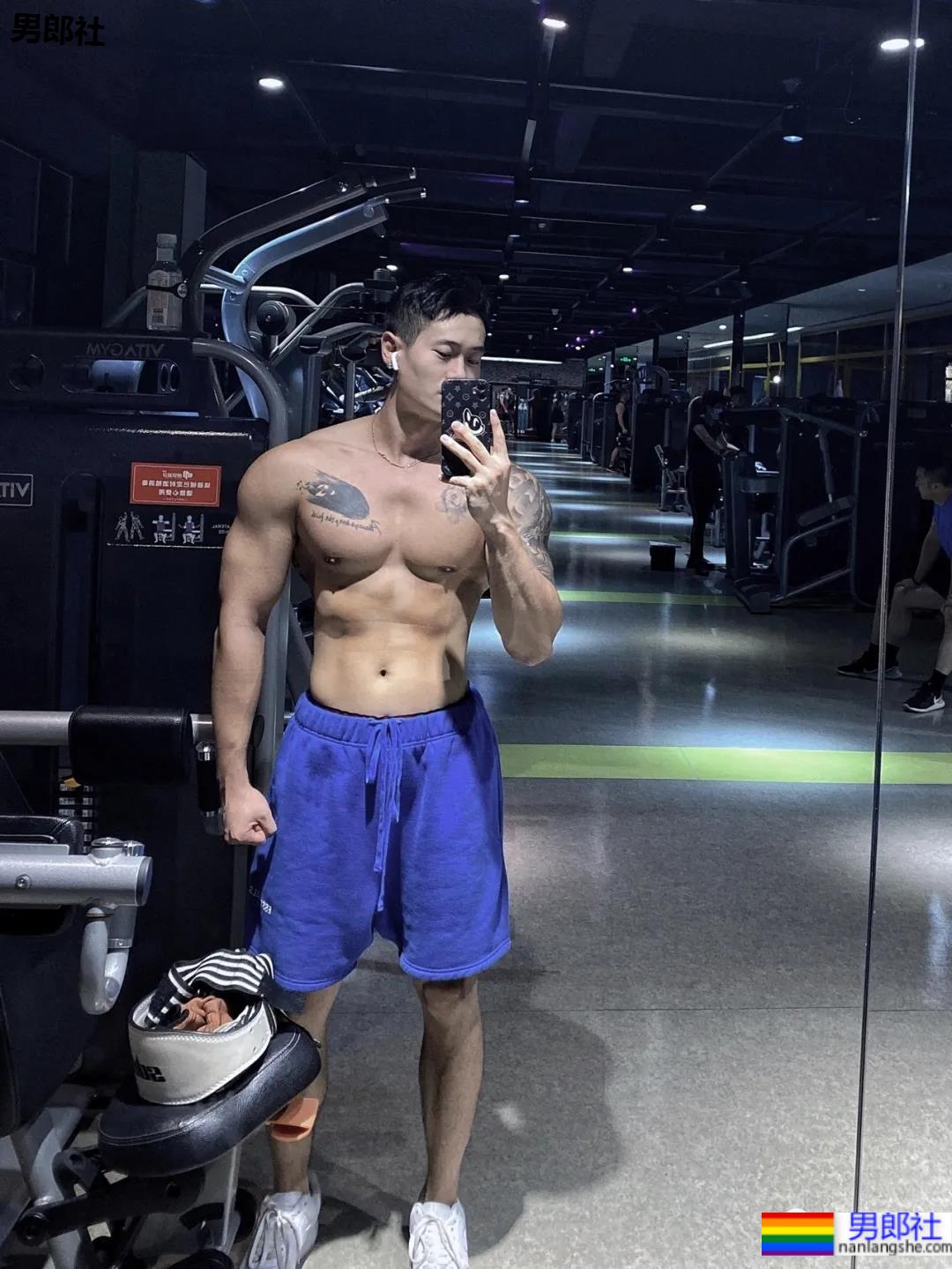 小树林光膀子的野生肌肉体育生扒到了,武汉肌肉医生刷屏被网友求检查! - 51虹马 小树林光膀子的野生肌肉体育生扒到了,武汉肌肉医生刷屏被网友求检查! - 51虹马