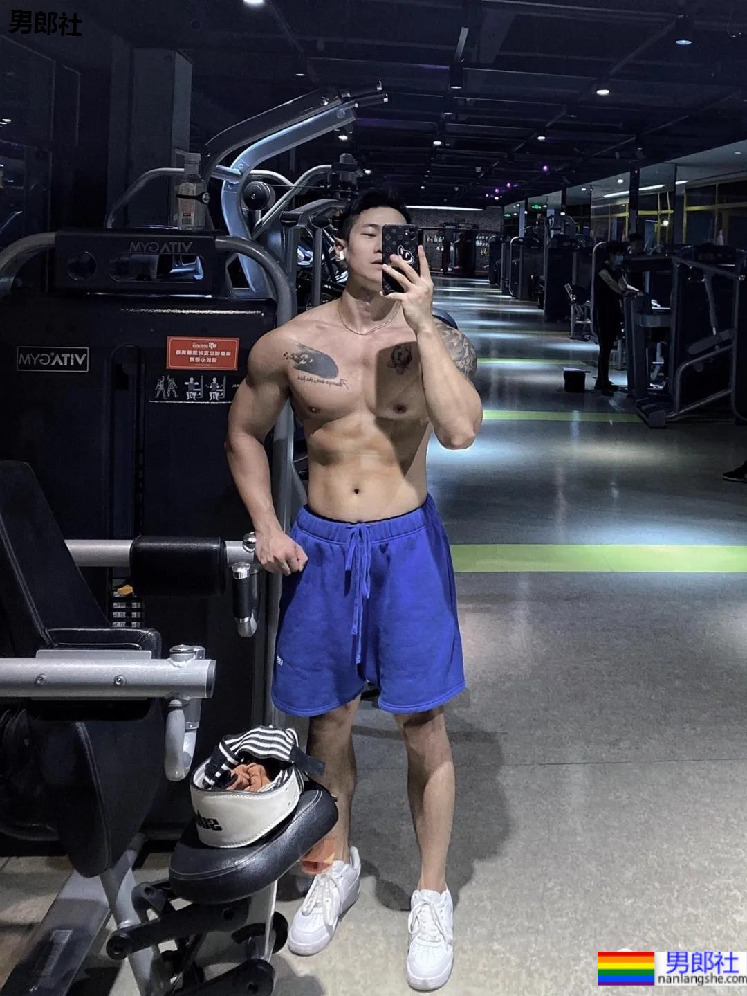 小树林光膀子的野生肌肉体育生扒到了,武汉肌肉医生刷屏被网友求检查! - 51虹马 小树林光膀子的野生肌肉体育生扒到了,武汉肌肉医生刷屏被网友求检查! - 51虹马