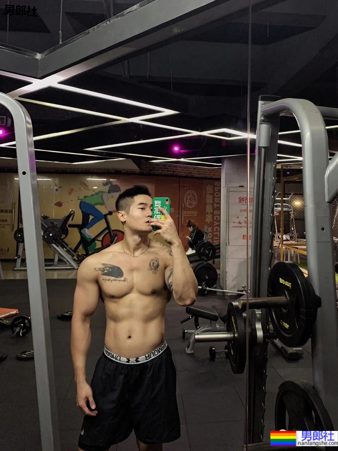 小树林光膀子的野生肌肉体育生扒到了,武汉肌肉医生刷屏被网友求检查! - 51虹马 小树林光膀子的野生肌肉体育生扒到了,武汉肌肉医生刷屏被网友求检查! - 51虹马