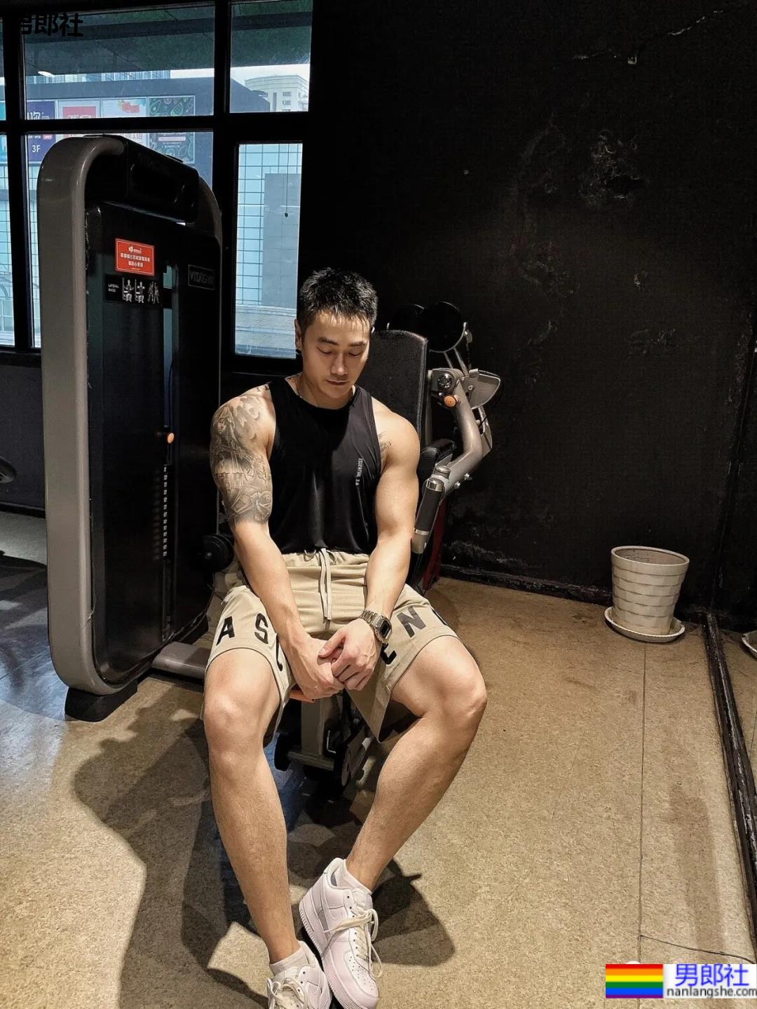 小树林光膀子的野生肌肉体育生扒到了,武汉肌肉医生刷屏被网友求检查! - 51虹马 小树林光膀子的野生肌肉体育生扒到了,武汉肌肉医生刷屏被网友求检查! - 51虹马