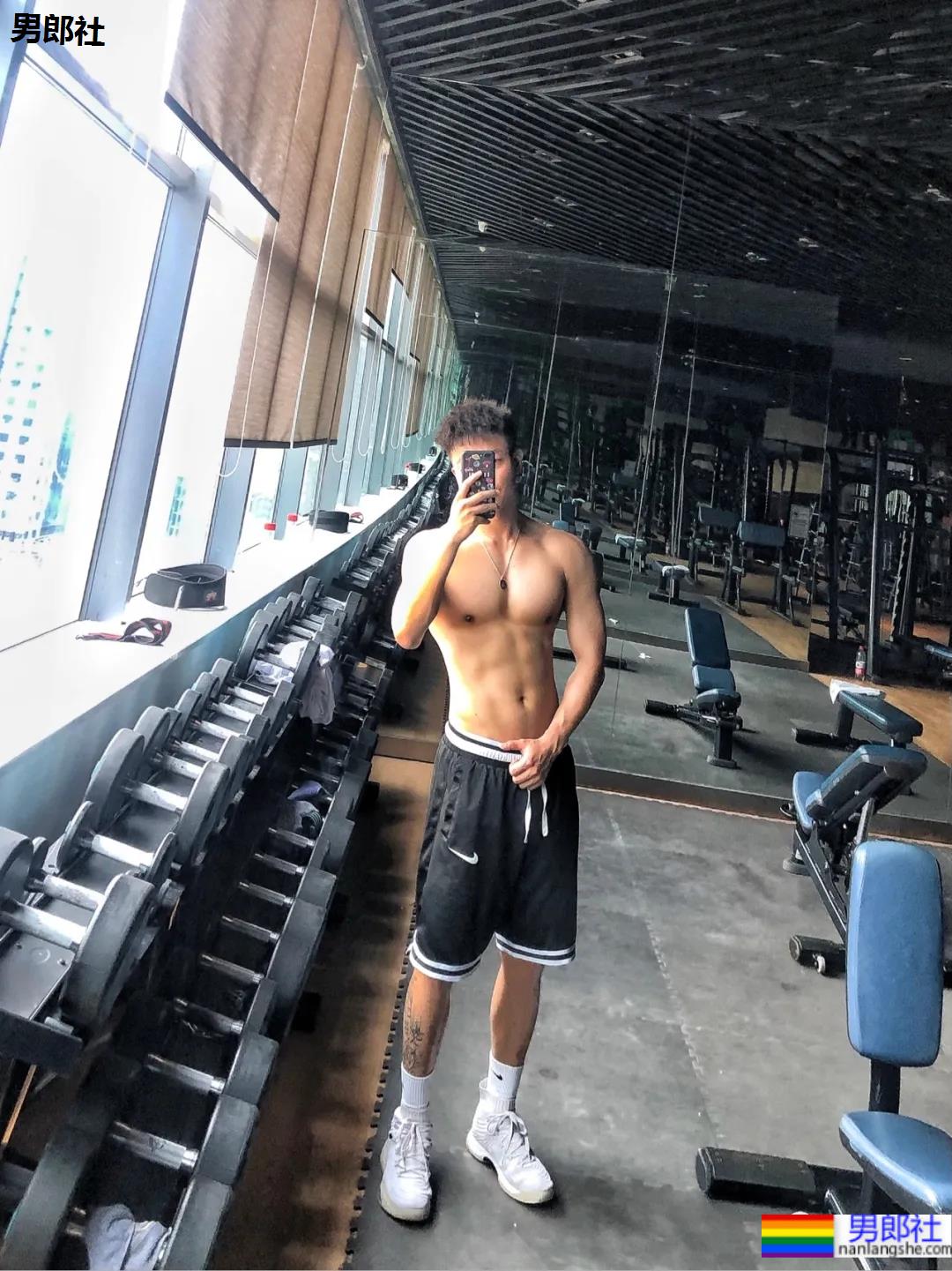 六块腹肌体育生私教,你要做他的健身CP吗? - 51虹马 六块腹肌体育生私教,你要做他的健身CP吗? - 51虹马