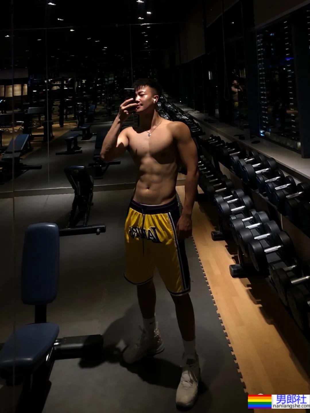 六块腹肌体育生私教,你要做他的健身CP吗? - 51虹马 六块腹肌体育生私教,你要做他的健身CP吗? - 51虹马