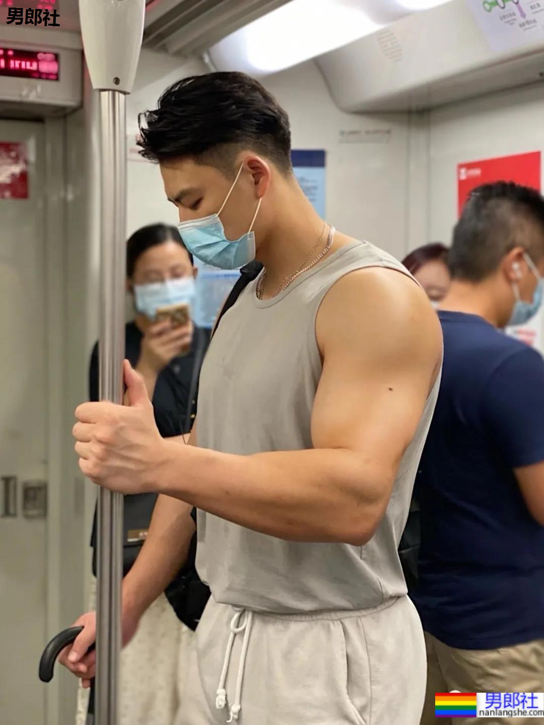 地铁上的肌肉运动男火了！胸肌撑爆白衬衫，神仙身材被肖一遣拍过！ - 51虹马