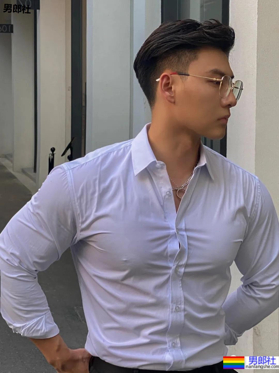 地铁上的肌肉运动男火了！胸肌撑爆白衬衫，神仙身材被肖一遣拍过！ - 51虹马