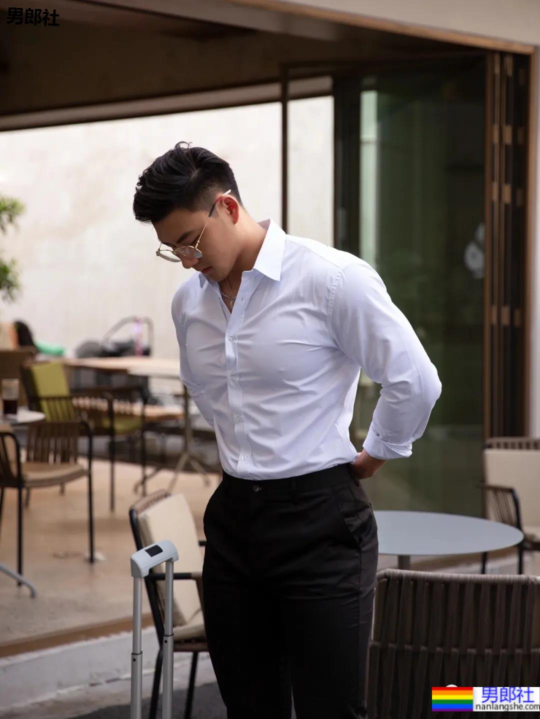 地铁上的肌肉运动男火了！胸肌撑爆白衬衫，神仙身材被肖一遣拍过！ - 51虹马