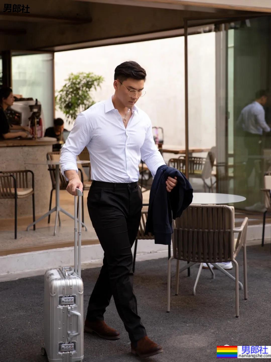 地铁上的肌肉运动男火了！胸肌撑爆白衬衫，神仙身材被肖一遣拍过！ - 51虹马