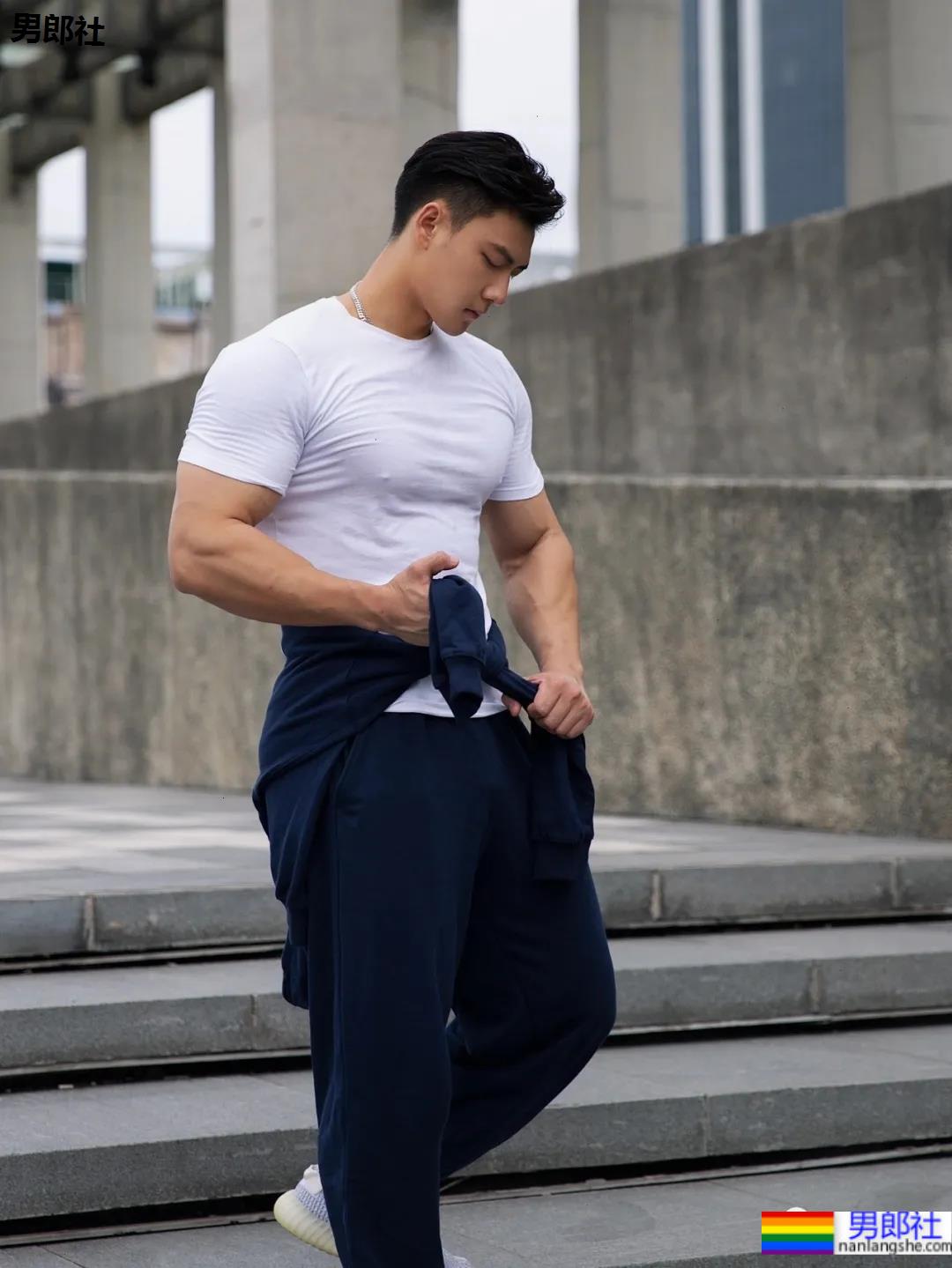 地铁上的肌肉运动男火了！胸肌撑爆白衬衫，神仙身材被肖一遣拍过！ - 51虹马