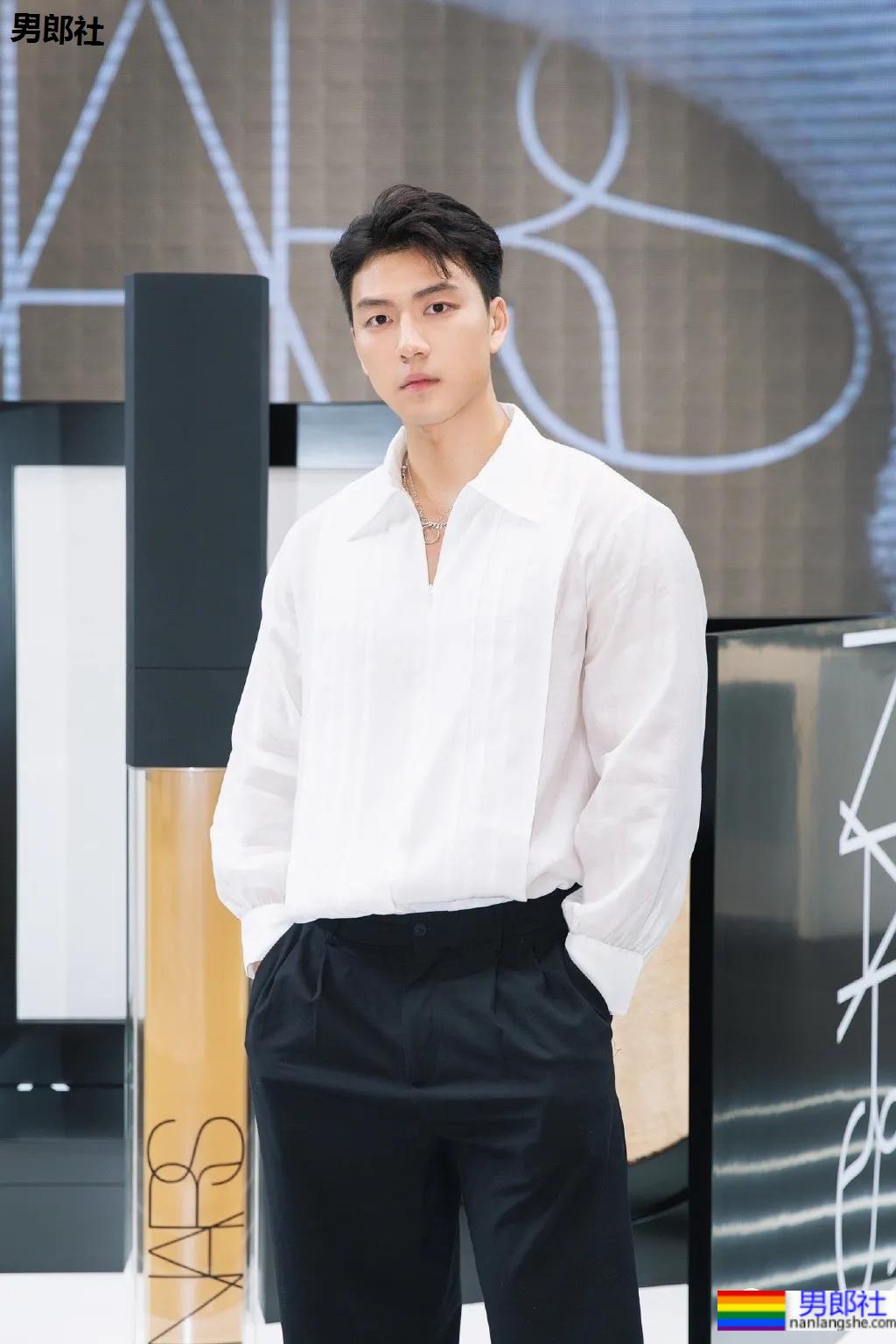 地铁上的肌肉运动男火了！胸肌撑爆白衬衫，神仙身材被肖一遣拍过！ - 51虹马