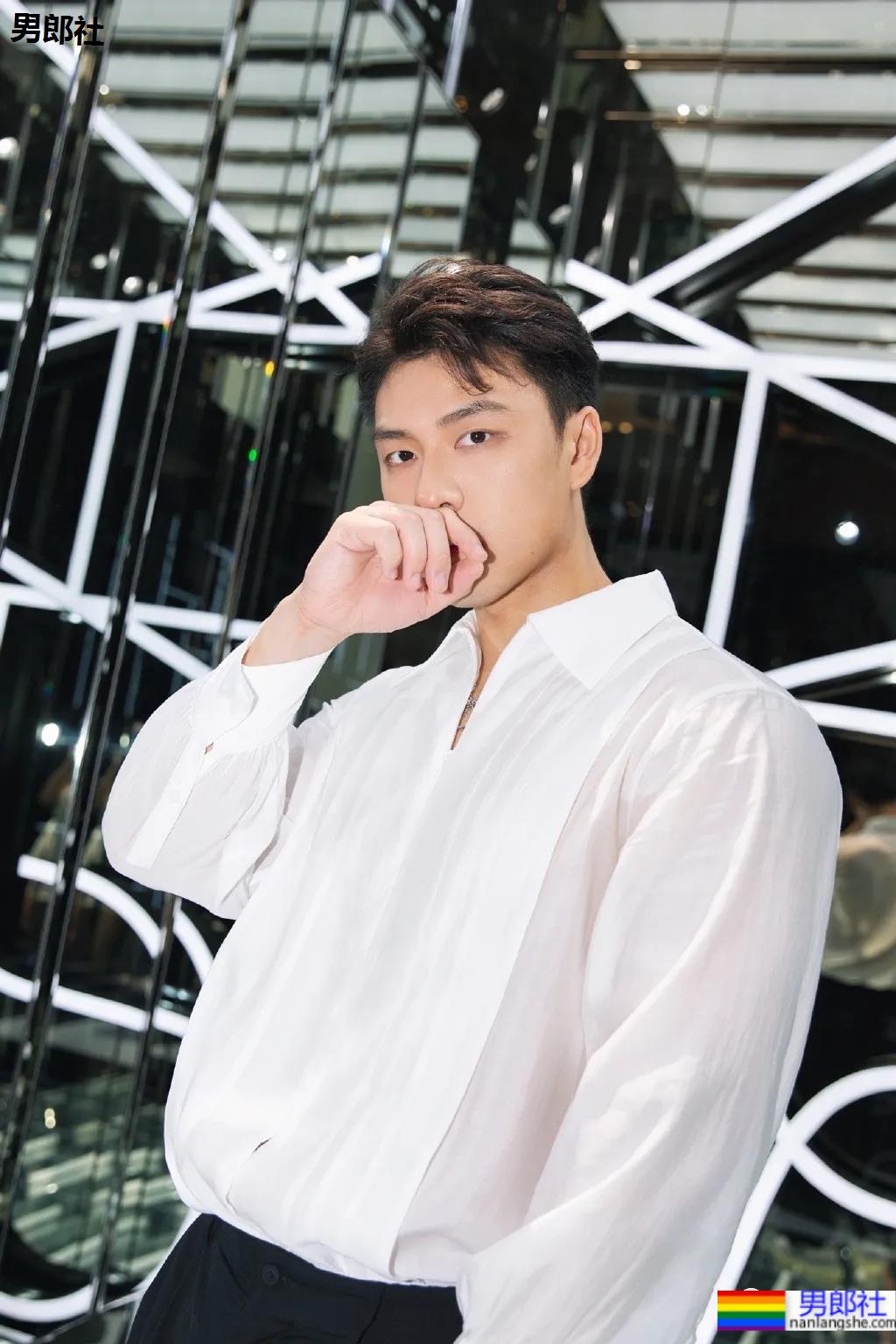 地铁上的肌肉运动男火了！胸肌撑爆白衬衫，神仙身材被肖一遣拍过！ - 51虹马